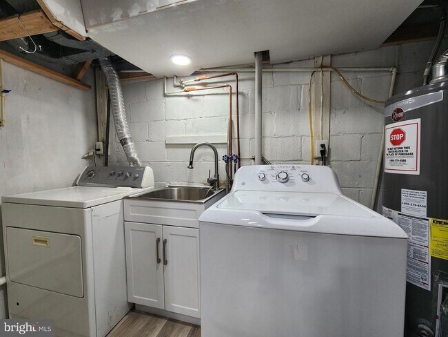 Building Photo - 8431 Willow Oak Rd