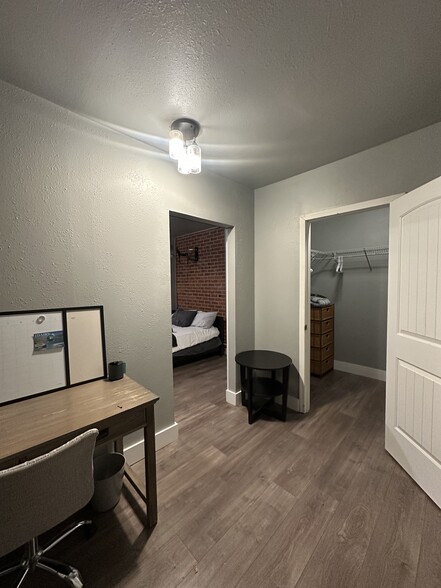EntryWay/Desk Area - 903 W Linden St