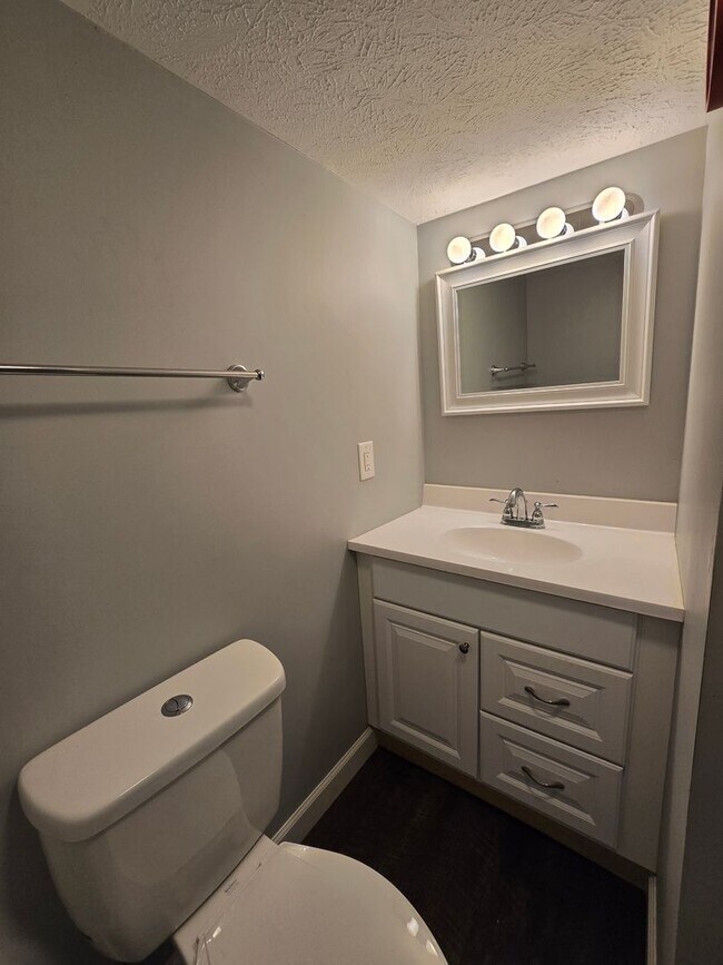 Building Photo - 2 bed 1 bath!