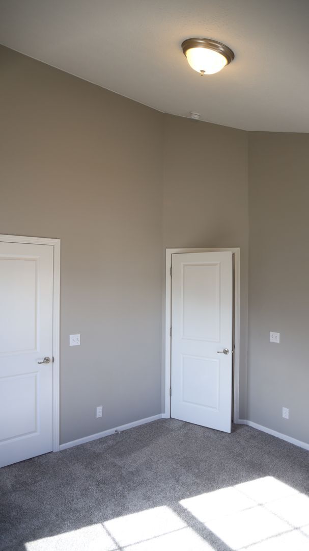 Building Photo - AVAILABLE NOW!