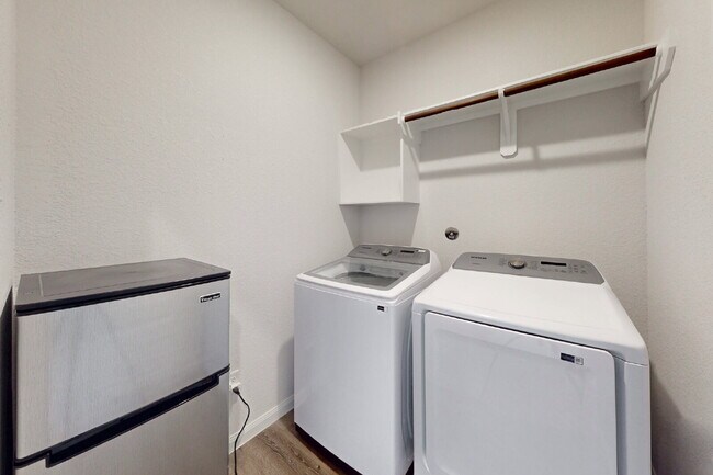 Building Photo - 2-Bedroom 2.5-Bath, 2 car garage, modern home