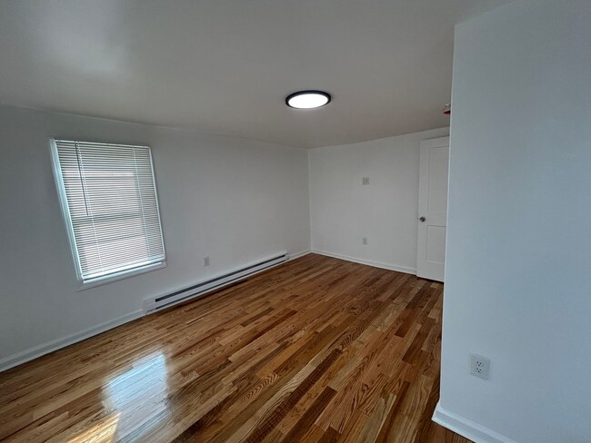 Building Photo - Newly Renovated 5 Bedroom 2 Bathroom Singl...