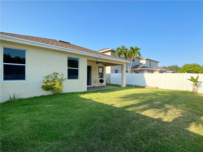 Building Photo - 4028 Tomoka Dr