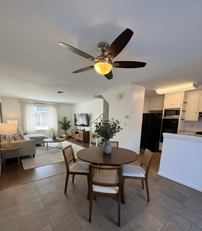 Building Photo - Spacious 3 bedroom 2 bath townhome with 2 car garage in Costa Mesa.