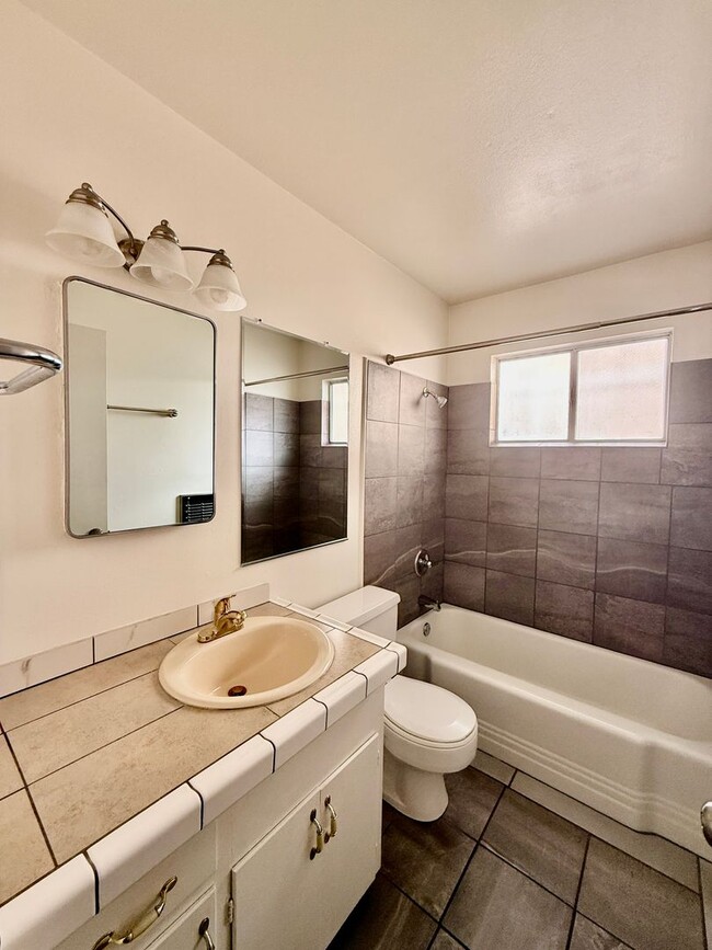 Building Photo - 287 E Elm St