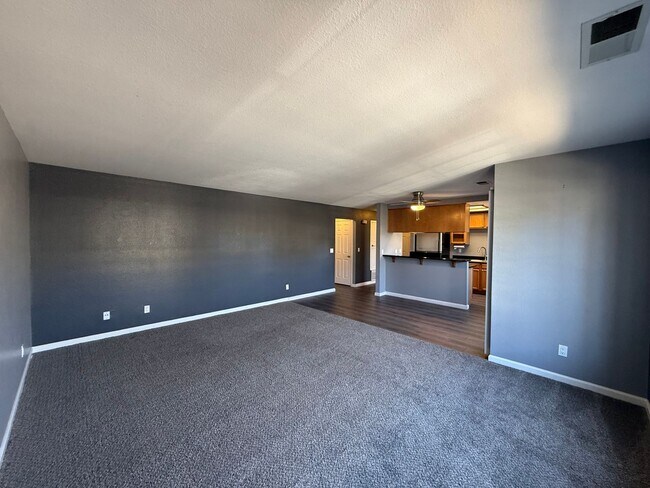 Building Photo - Parkview condo close to shopping & freeway access!