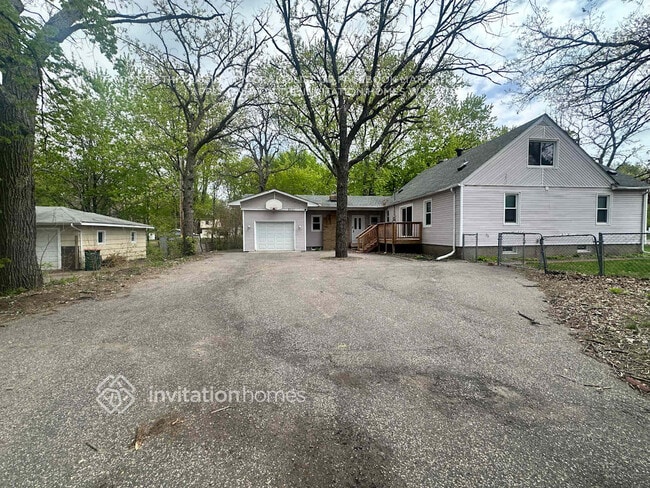 Building Photo - 8501 Goodhue St NE