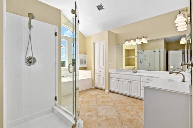 Building Photo - 14425 Evergreen Cove