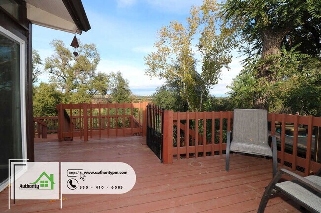 Building Photo - 875 Lakeview Dr