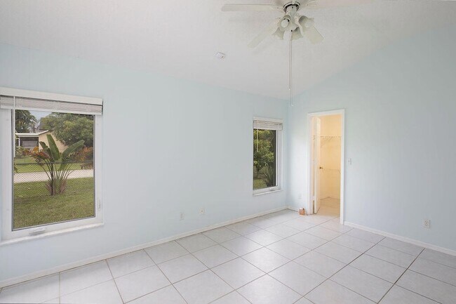 Building Photo - 2741 SW Pierson Rd