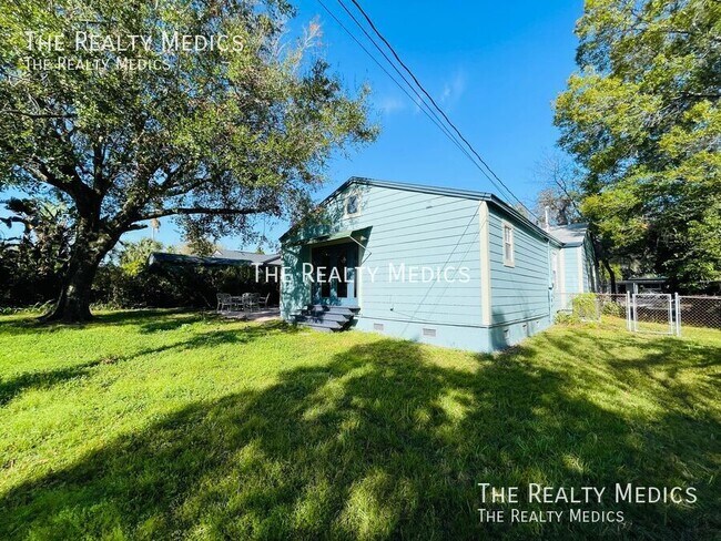 Building Photo - Available NOW! Charming 3-Bedroom Home in ...