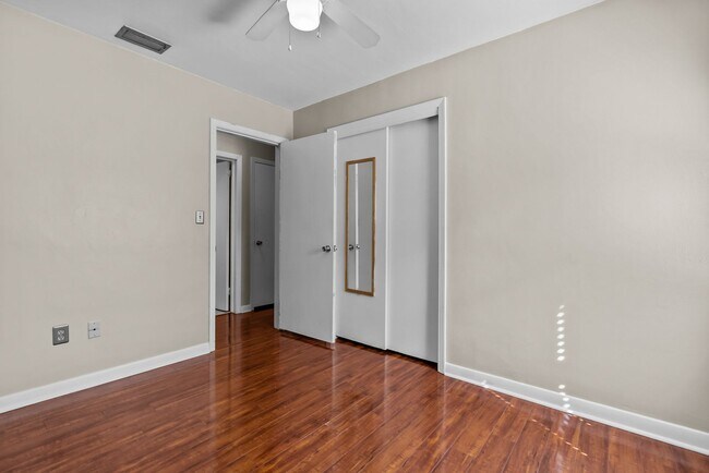 Building Photo - Great Location and Access to Interstate!