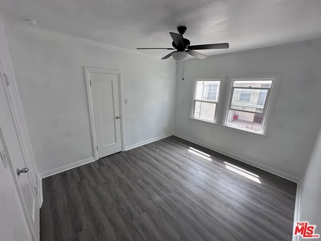 Building Photo - 1116 W 64th St