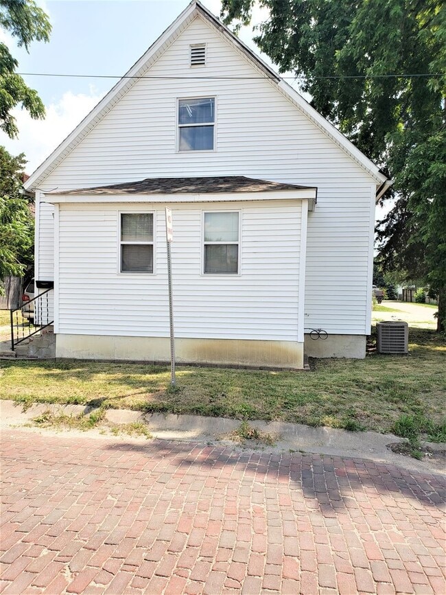 Building Photo - Cozy 3 bed 1 bath house Available