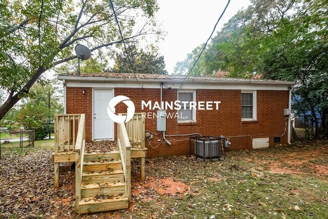 Building Photo - 3 Bedroom Pet-Friendly Home in Charlotte, NC with Main Street Renewal