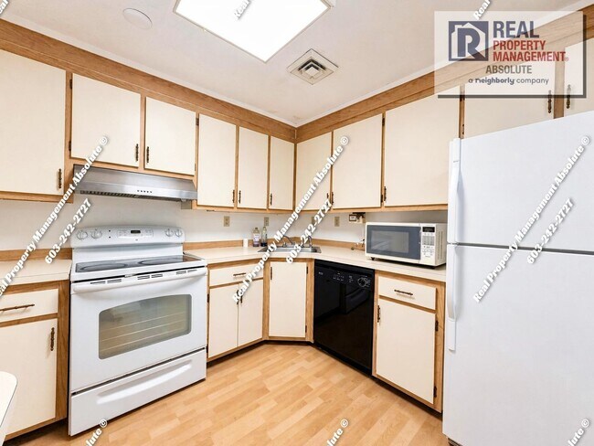 Building Photo - Spacious 2BR/2BA Condo with Garage, Balcony, Pool & Mine Falls Access