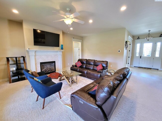 Building Photo - Large South Richland 4 Bed/3 Bath Home