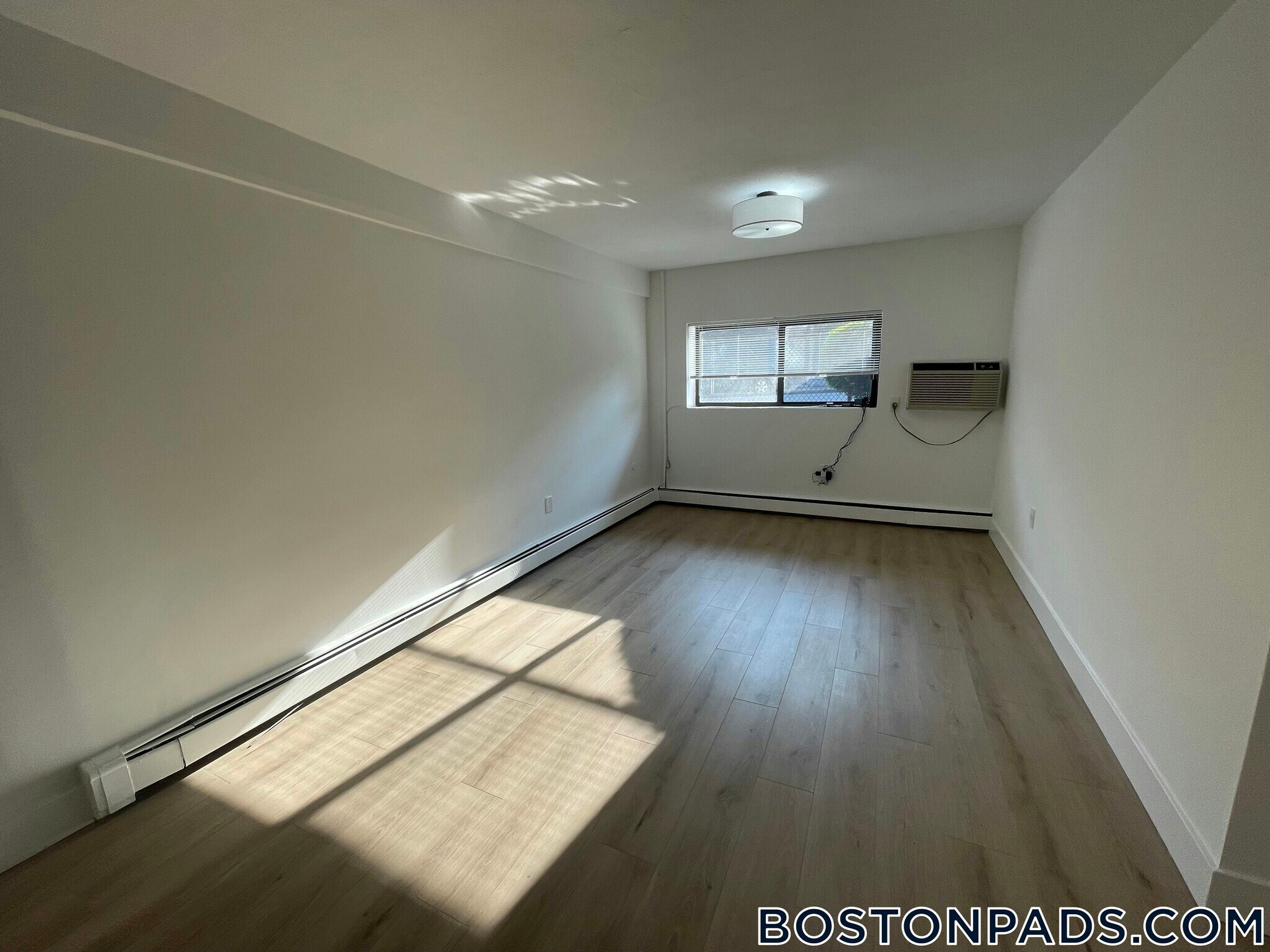 Building Photo - 741 E 6th St