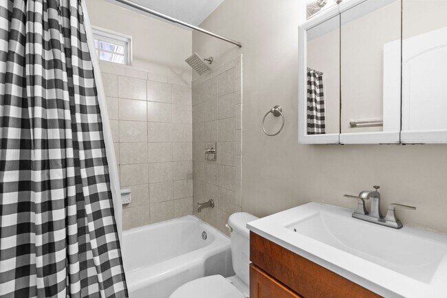 Building Photo - Charming 3-Bedroom Home for Rent in Norfolk!
