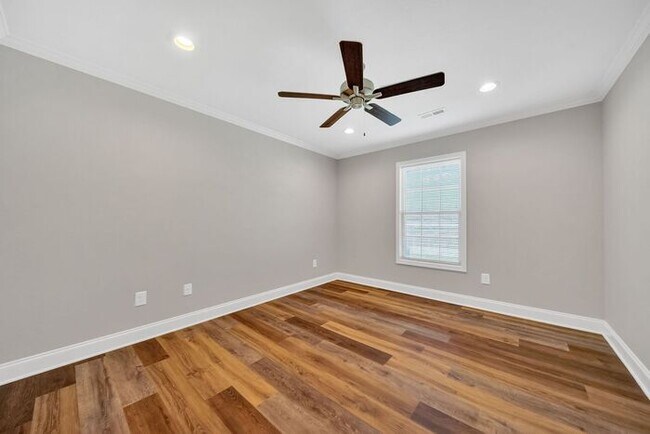 Building Photo - Hillrise III - 2 BR/1.5 Bath One Level with Attached Garage