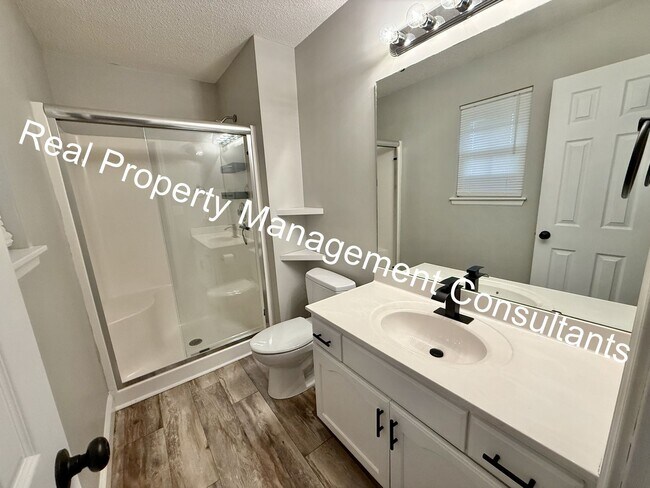 Building Photo - 4 Bedroom with Flexible Living Space!  Deposit Free Living Available via Obligo