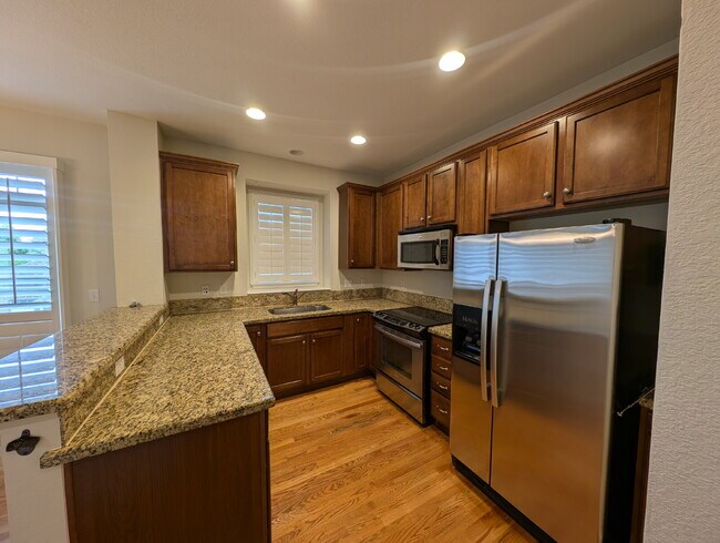 Building Photo - Great Lowry Townhome!