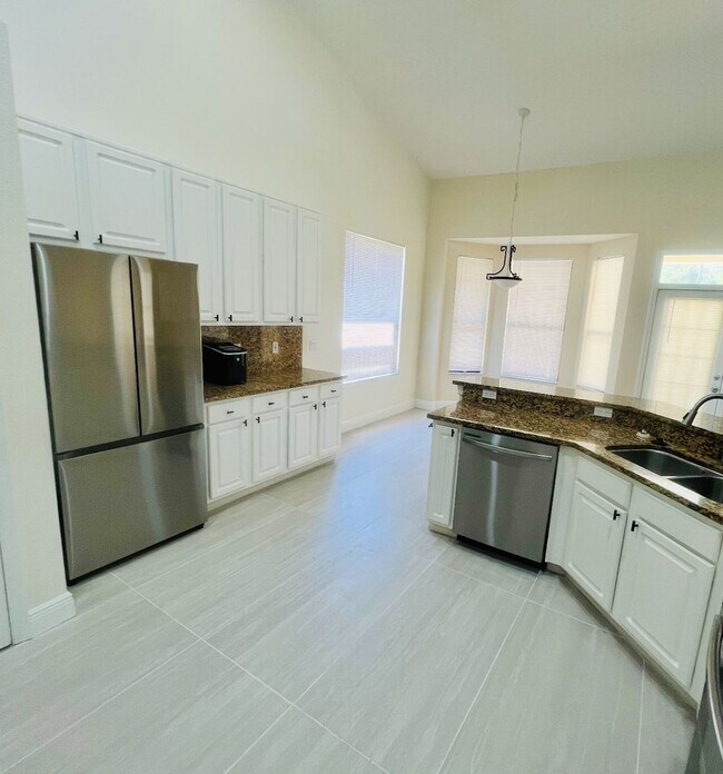 Building Photo - 5/4 HEATHROW POOL HOME!