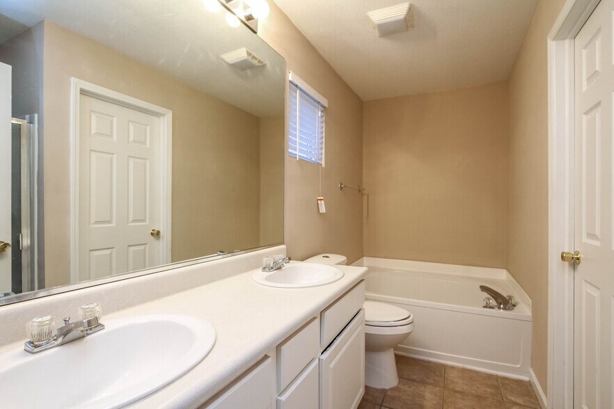 Building Photo - 19187 Fox Chase Dr