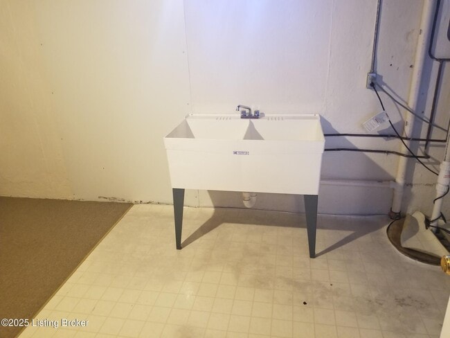 Building Photo - 1305 Abbeywood Rd