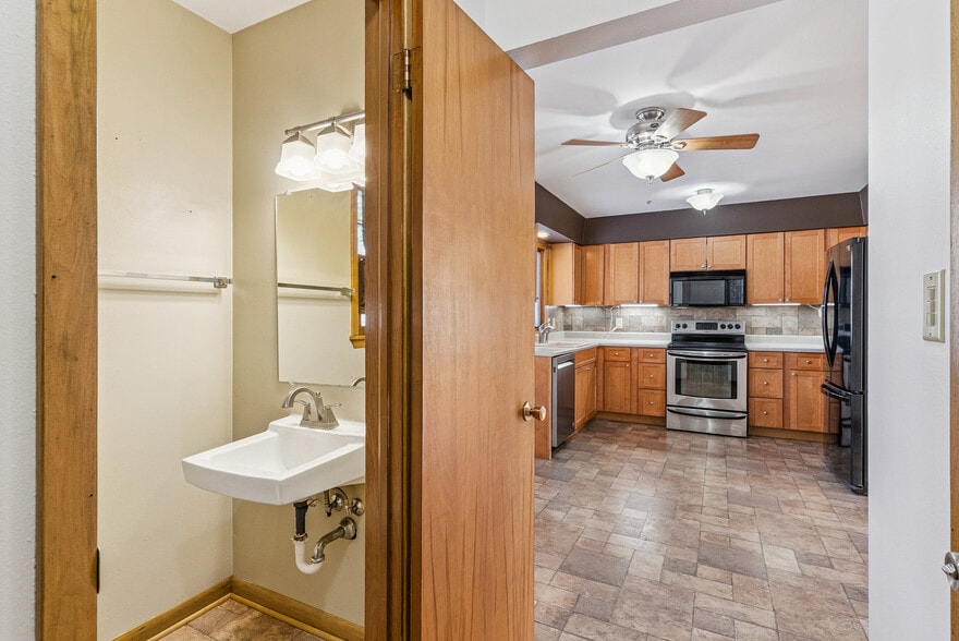 Building Photo - 3032 W 9th St