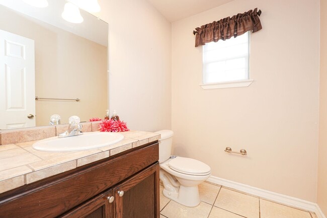 Building Photo - 402 Cayman Ct