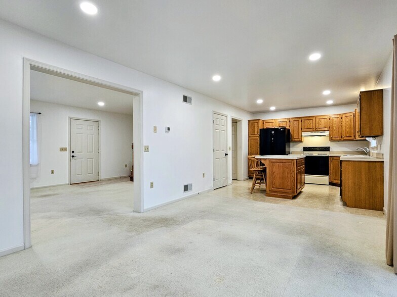 Building Photo - 357 Acorn Cir