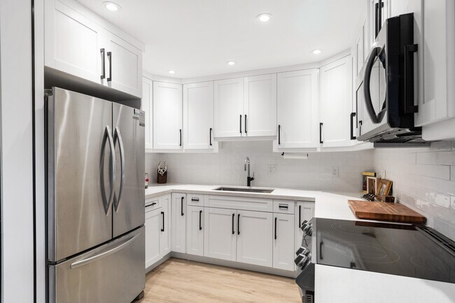 Building Photo - 6515 Bay Club Dr