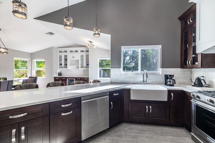 Building Photo - 9330 Seagrape Dr