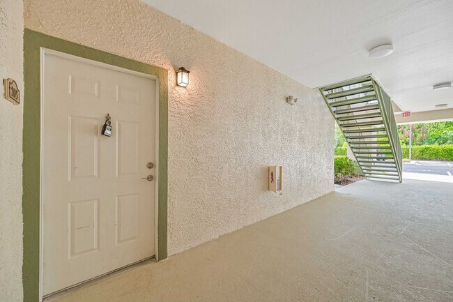 Building Photo - FIRST FLOOR CONDO ~ Walking Distance to Coconut Mall