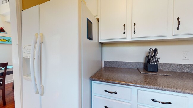 Building Photo - McLean Gardens 1,000 Sq Foot Loft Style Ap...