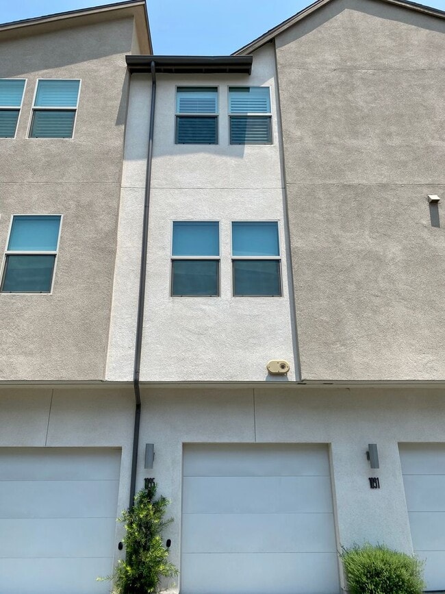 Building Photo - Like New! 1 Bed, 1.5 Bath Townhouse in Covina