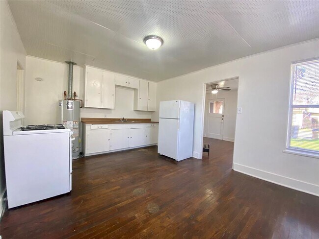 Building Photo - 5009 Avenue G