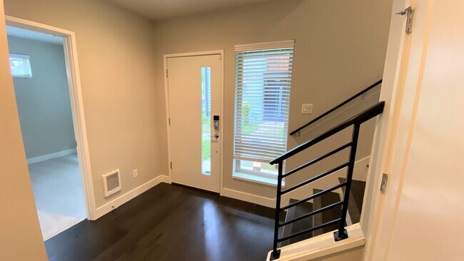 Building Photo - Modern 4BR Townhome in Prime Bellevue | AC | Bellevue Schools | Minutes to Microsoft