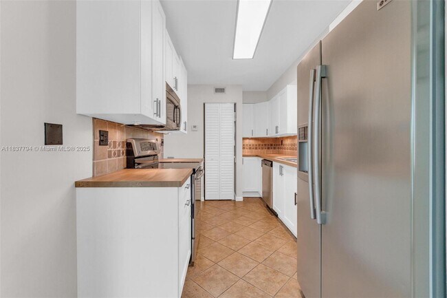 Building Photo - 15405 N Miami Lakeway