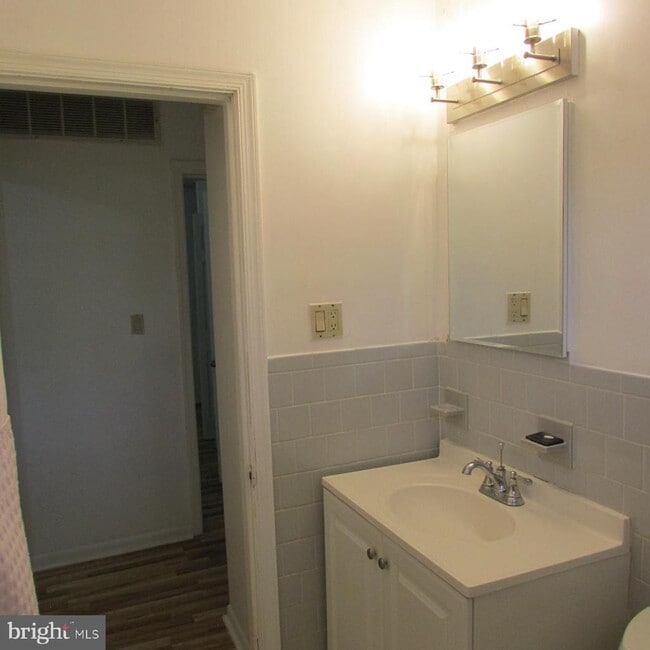 Building Photo - 2700 Sulgrave Ave
