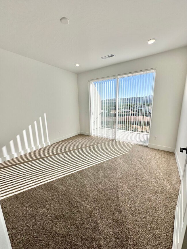 Building Photo - PET FRIENDLY!! HURRICANE TOWNHOME!