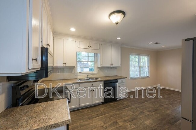 Building Photo - 225 Pebble Trail
