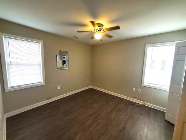Building Photo - Charming 2BR/1BA Apartment – Well-Maintain...