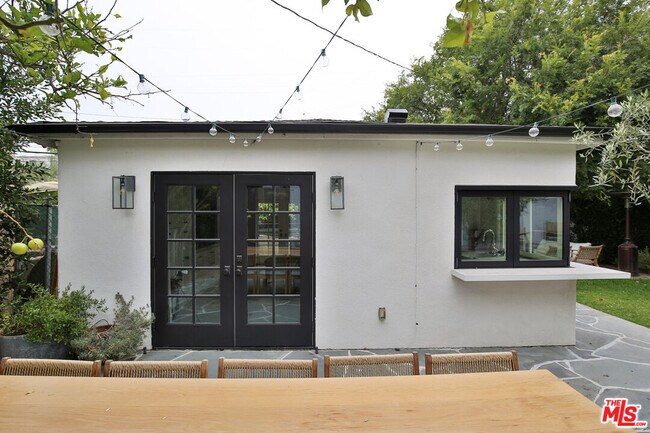 Building Photo - 2330 Walnut Ave