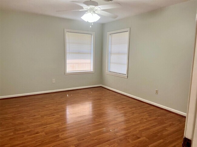 Building Photo - 2005 2nd St N