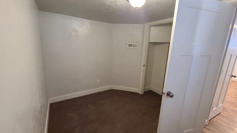 Building Photo - 848 600 W