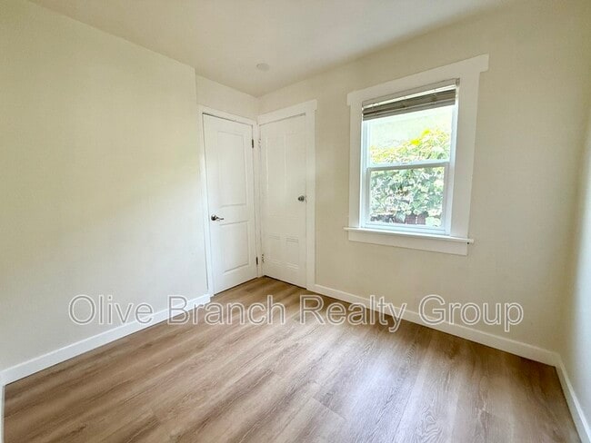 Building Photo - 4125 1/2 S. Van Ness Ave