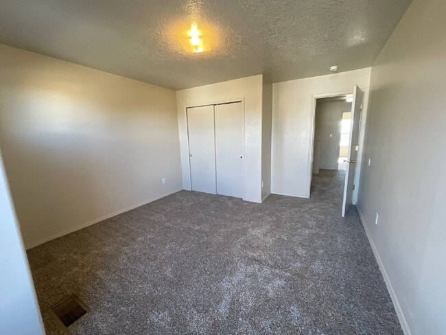 Building Photo - Two story 3 bedroom!