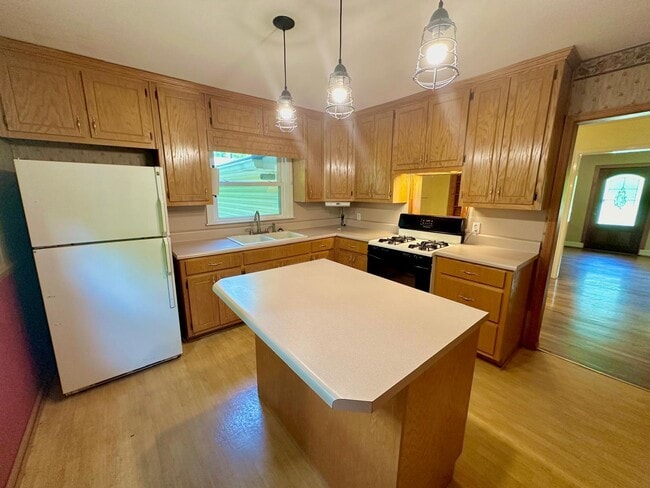 Building Photo - Fantastic Full Brick Ranch